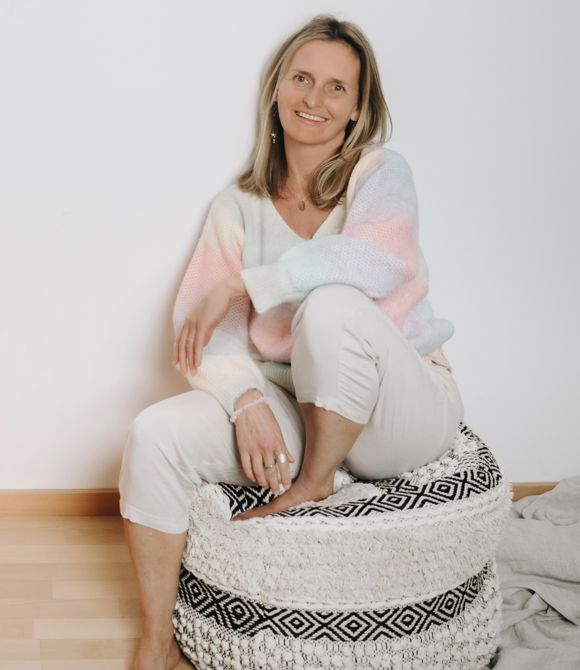 Weißer Anzug auf Sessel - Symbolbild für Coaching und Transformation